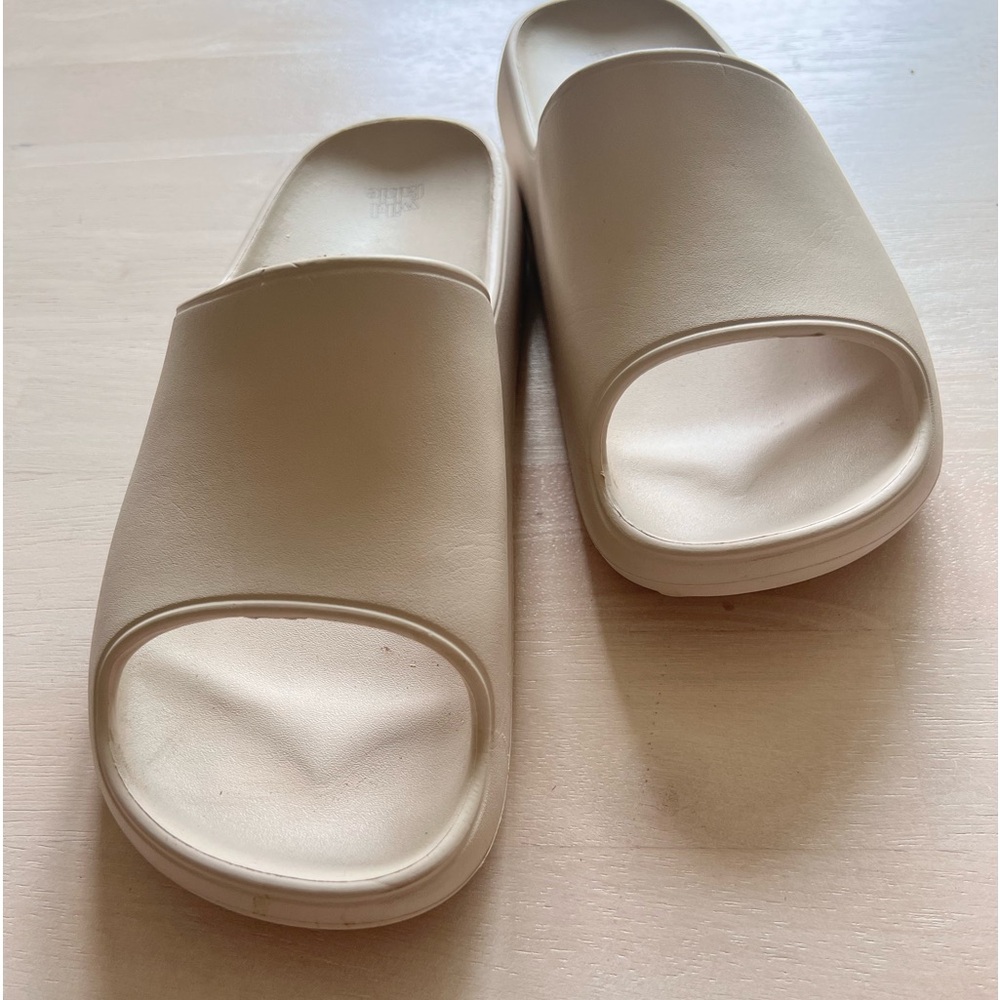 Wild Fable women’s molded slide sandals sz. 8 off-white